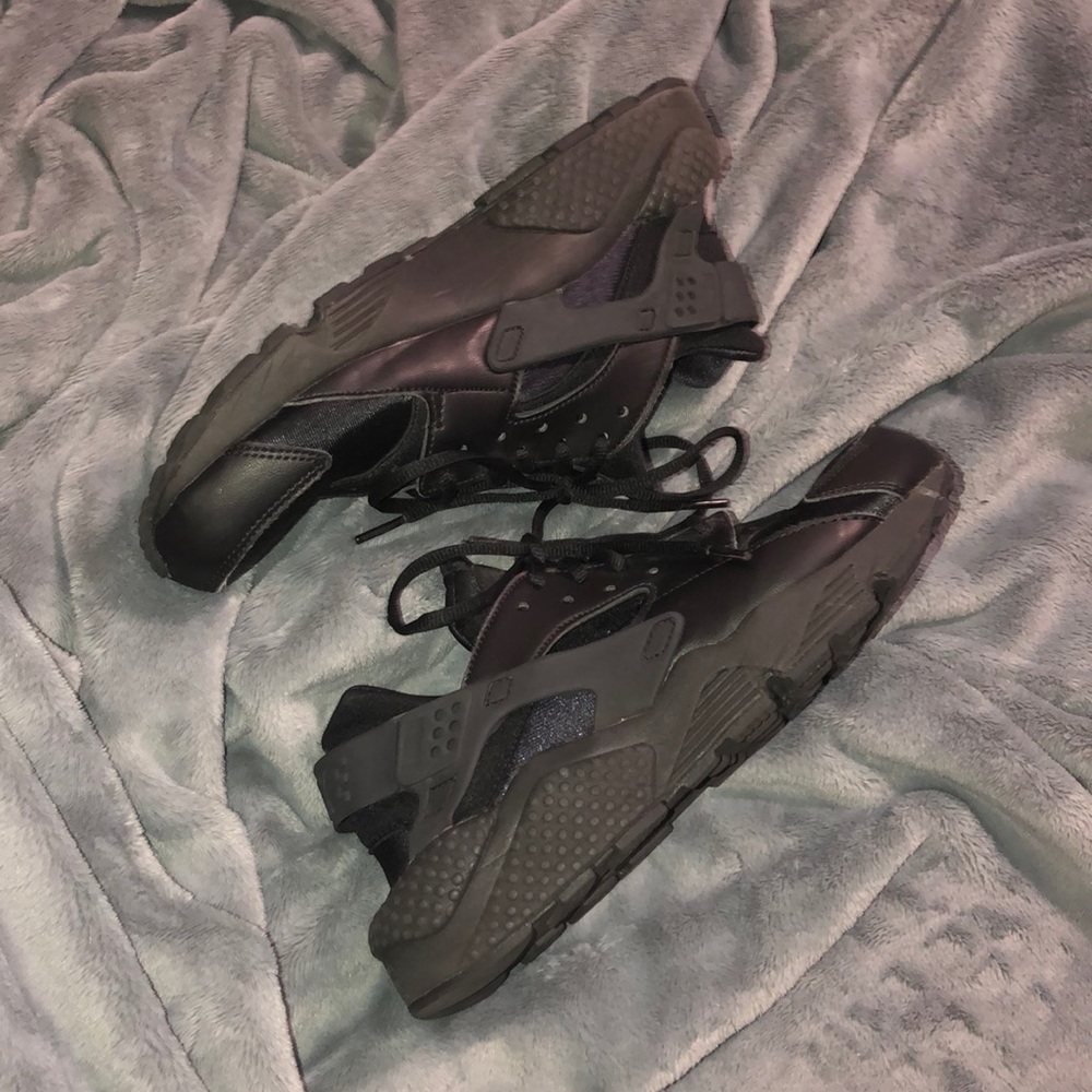 women’s 9.5 black nike air huaraches